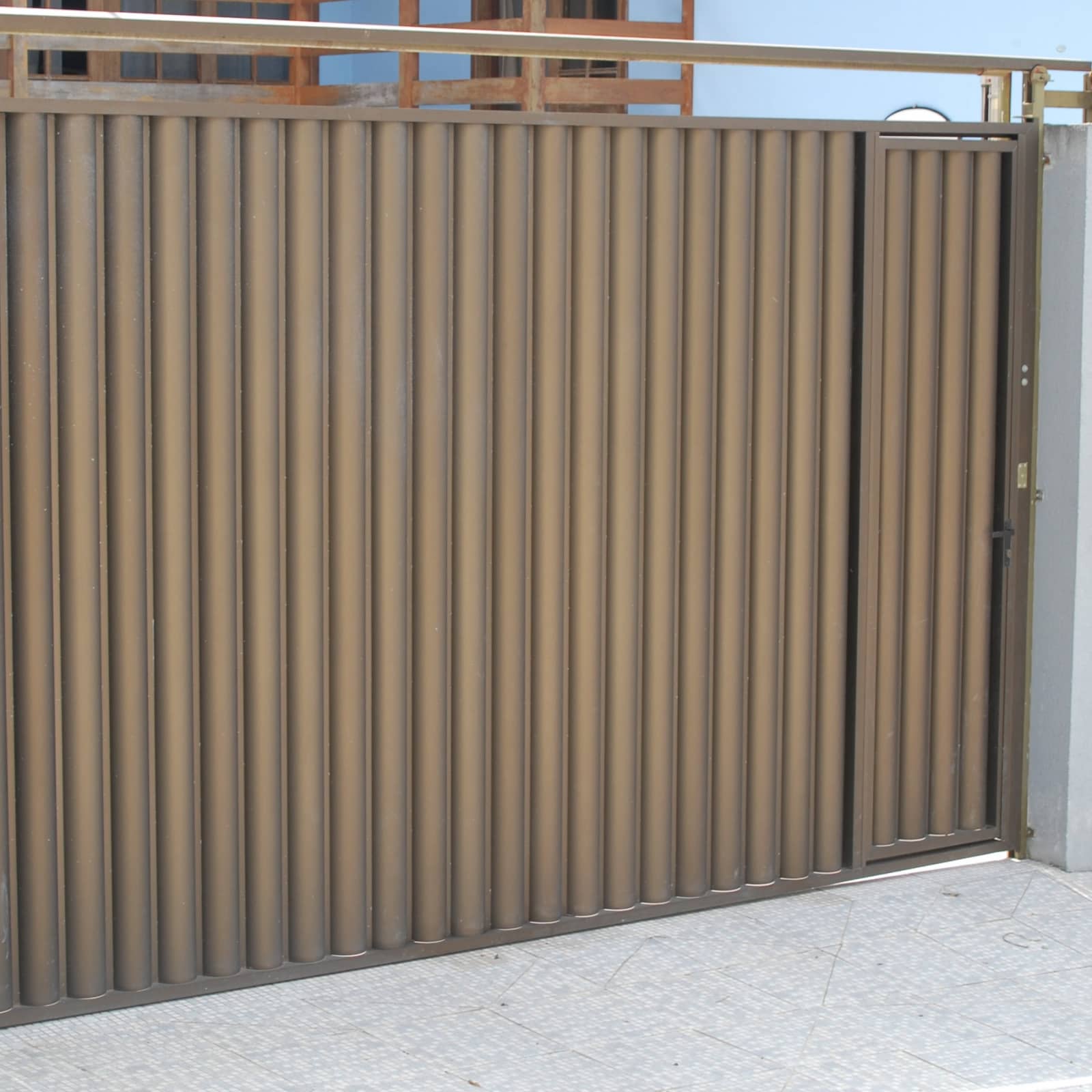 Portão de Elevação em Alumínio